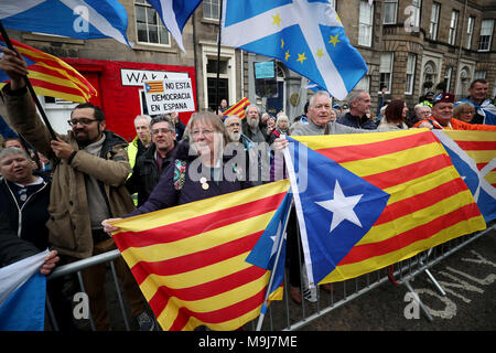 Dimostranti fuori il consolato spagnolo in Edinburgh protesta contro l'estradizione verso la Spagna di ex catalano il ministro dell'istruzione Clara Ponsati, che è atteso a partecipare a una stazione di polizia nella città di questa settimana a seguito di un mandato di arresto europeo emesso. Foto Stock