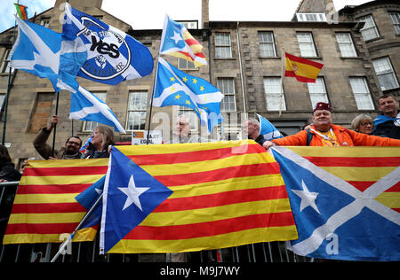 Dimostranti fuori il consolato spagnolo in Edinburgh protesta contro l'estradizione verso la Spagna di ex catalano il ministro dell'istruzione Clara Ponsati, che è atteso a partecipare a una stazione di polizia nella città di questa settimana a seguito di un mandato di arresto europeo emesso. Foto Stock