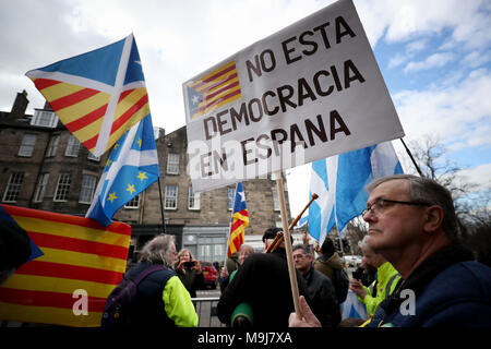 Dimostranti fuori il consolato spagnolo in Edinburgh protesta contro l'estradizione verso la Spagna di ex catalano il ministro dell'istruzione Clara Ponsati, che è atteso a partecipare a una stazione di polizia nella città di questa settimana a seguito di un mandato di arresto europeo emesso. Foto Stock