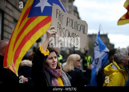 Dimostranti fuori il consolato spagnolo in Edinburgh protesta contro l'estradizione verso la Spagna di ex catalano il ministro dell'istruzione Clara Ponsati, che è atteso a partecipare a una stazione di polizia nella città di questa settimana a seguito di un mandato di arresto europeo emesso. Foto Stock