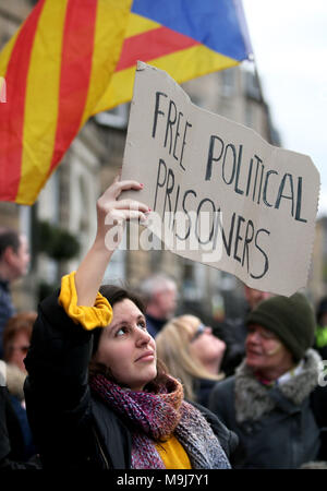 Dimostranti fuori il consolato spagnolo in Edinburgh protesta contro l'estradizione verso la Spagna di ex catalano il ministro dell'istruzione Clara Ponsati, che è atteso a partecipare a una stazione di polizia nella città di questa settimana a seguito di un mandato di arresto europeo emesso. Foto Stock