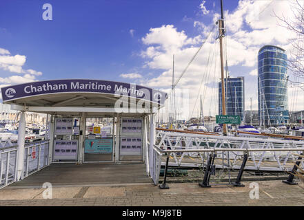 Barche e yacht ormeggiati a Chatham maritime marina nel Kent con 2 edifici alti che si affaccia sulla marina Foto Stock