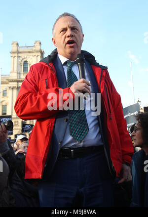 Il deputato laburista John Mann parla durante una protesta contro l'antisemitismo nel partito laburista di Parliament Square, Londra, mentre i leader della comunità ebraica hanno lanciato un attacco spaventoso contro Jeremy Corbyn, sostenendo di aver schierato con gli antisemiti "di nuovo e di nuovo". Foto Stock