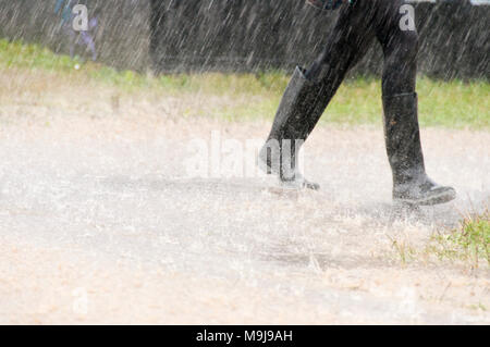 Wellies sotto la pioggia Foto Stock