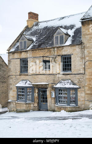 Burford gallery edificio sulla collina in inverno la neve. Burford, Cotswolds, Oxfordshire, Inghilterra Foto Stock