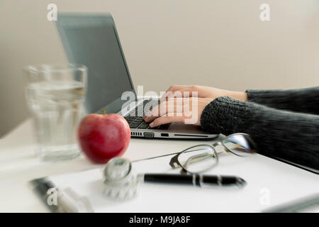 Giovani nutrizionista lavora con il computer portatile in clinica. La perdita di peso concept Foto Stock