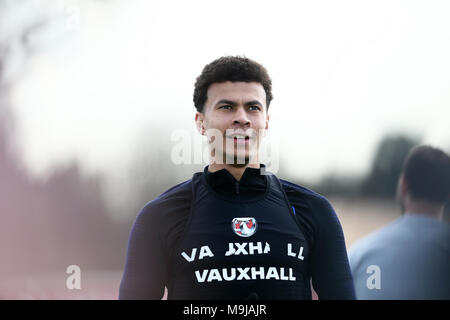 Londra, Regno Unito. 26 Mar, 2018. Il dele Alli durante il corso di formazione prima di Inghilterra amichevole contro l'Italia, a Tottenham Hotspur di massa di formazione il 26 marzo 2018 a Londra, Inghilterra. (Foto di Leila Coker/phcimages.com) Credit: Immagini di PHC/Alamy Live News Foto Stock