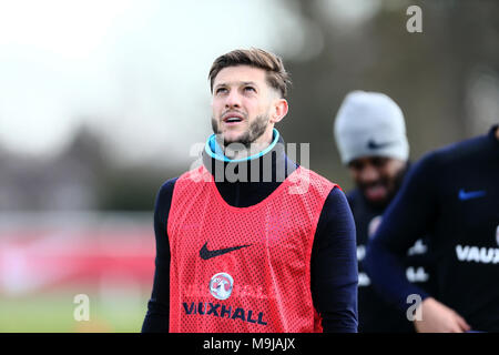 Londra, Regno Unito. 26 Mar, 2018. Adam Lallana durante il corso di formazione prima di Inghilterra amichevole contro l'Italia, a Tottenham Hotspur di massa di formazione il 26 marzo 2018 a Londra, Inghilterra. (Foto di Leila Coker/phcimages.com) Credit: Immagini di PHC/Alamy Live News Foto Stock