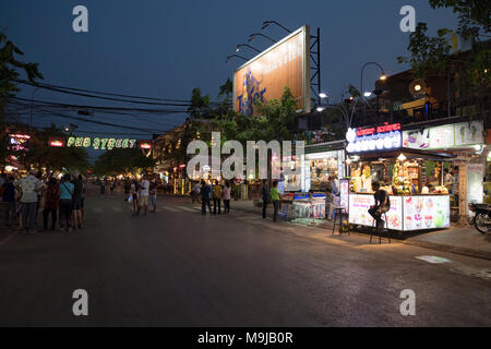 Siem Reap, Cambogia, 26 marzo 2018. Bella chiara e calda sera presso il pub Street vicino al mercato notturno. I turisti sono provenienti per lo shopping, i ristoranti e i pub. Credito: David GABIS/Alamy Live News Foto Stock