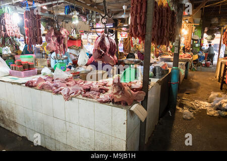 Siem Reap, Cambogia, 26 marzo 2018. Bella chiara e calda sera presso il mercato notturno. I turisti sono provenienti per lo shopping, i ristoranti e i pub. Credito: David GABIS/Alamy Live News Foto Stock