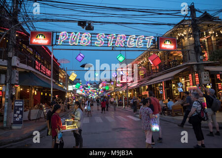 Siem Reap, Cambogia, 26 marzo 2018. Bella chiara e calda sera presso il pub Street vicino al mercato notturno. I turisti sono provenienti per lo shopping, i ristoranti e i pub. Credito: David GABIS/Alamy Live News Foto Stock