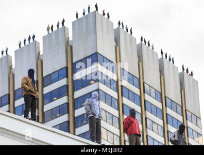 ITV HQ, Londra, 26 Mar 2018. Il progetto 84 caratteristiche di installazione 84 di grandezza delle sculture di singoli uomini, come un promemoria che 84 uomini prendono la propria vita ogni settimana nel Regno Unito. Le sculture sono opera di noi artista di strada Mark Jenkins, come parte di una campagna organizzata da maschio prevenzione del suicidio della carità la calma. Essi sono posizionati sul tetto della ITV edificio HQ e questa mattina studios sulla South Bank di Londra centrale. Credito: Imageplotter News e sport/Alamy Live News Foto Stock