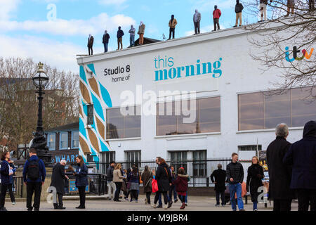 ITV HQ, Londra, 26 Mar 2018. Il progetto 84 caratteristiche di installazione 84 di grandezza delle sculture di singoli uomini, come un promemoria che 84 uomini prendono la propria vita ogni settimana nel Regno Unito. Le sculture sono opera di noi artista di strada Mark Jenkins, come parte di una campagna organizzata da maschio prevenzione del suicidio della carità la calma. Essi sono posizionati sul tetto della ITV edificio HQ e questa mattina studios sulla South Bank di Londra centrale. Credito: Imageplotter News e sport/Alamy Live News Foto Stock