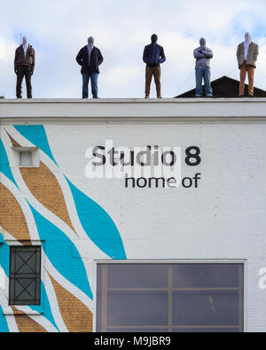 ITV HQ, Londra, 26 Mar 2018. Il progetto 84 caratteristiche di installazione 84 di grandezza delle sculture di singoli uomini, come un promemoria che 84 uomini prendono la propria vita ogni settimana nel Regno Unito. Le sculture sono opera di noi artista di strada Mark Jenkins, come parte di una campagna organizzata da maschio prevenzione del suicidio della carità la calma. Essi sono posizionati sul tetto della ITV edificio HQ e questa mattina studios sulla South Bank di Londra centrale. Credito: Imageplotter News e sport/Alamy Live News Foto Stock