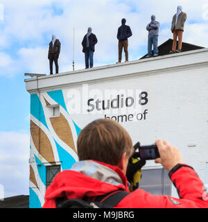 ITV HQ, Londra, 26 Mar 2018. Il progetto 84 caratteristiche di installazione 84 di grandezza delle sculture di singoli uomini, come un promemoria che 84 uomini prendono la propria vita ogni settimana nel Regno Unito. Le sculture sono opera di noi artista di strada Mark Jenkins, come parte di una campagna organizzata da maschio prevenzione del suicidio della carità la calma. Essi sono posizionati sul tetto della ITV edificio HQ e questa mattina studios sulla South Bank di Londra centrale. Credito: Imageplotter News e sport/Alamy Live News Foto Stock