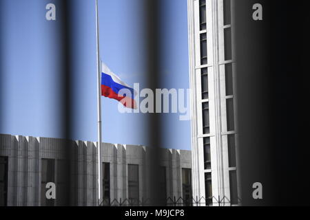Washington, Stati Uniti d'America. 26 Mar, 2018. Foto scattata il 26 marzo 2018 mostra il russo bandiera nazionale all ambasciata della Russia in Washington, DC, Stati Uniti. Stati Uniti Presidente Donald Trump ha ordinato l'espulsione di 60 diplomatici russi e funzionari di intelligence e la chiusura del Consolato Russo di Seattle in risposta ai fenomeni di avvelenamento di un russo ex-spy in Gran Bretagna all'inizio di questo mese. Credito: Yang Chenglin/Xinhua/Alamy Live News Foto Stock