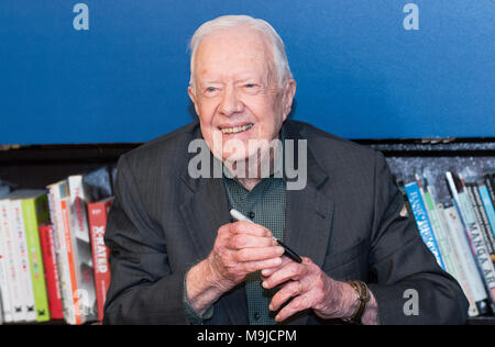 L ex Presidente statunitense Jimmy Carter in un libro firma per il suo nuovo libro "La fede: un viaggio per tutti" presso il Barnes & Noble bookstore sulla Fifth Avenue nel centro di Manhattan a New York City. Foto Stock