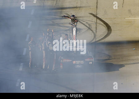 Martinsville, Virginia, Stati Uniti d'America. 26 Mar, 2018. Marzo 26, 2018 - Martinsville, Virginia, Stati Uniti d'America: Clint Bowyer (14) festeggia dopo aver vinto il STP 500 a Martinsville Speedway in Martinsville, Virginia. Credito: Chris Owens Asp Inc/ASP/ZUMA filo/Alamy Live News Foto Stock