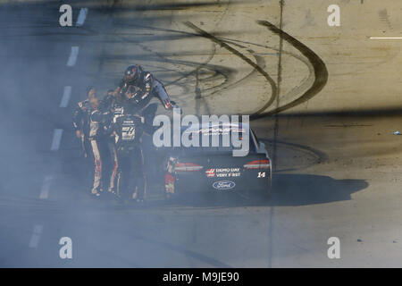 Martinsville, Virginia, Stati Uniti d'America. 26 Mar, 2018. Marzo 26, 2018 - Martinsville, Virginia, Stati Uniti d'America: Clint Bowyer (14) festeggia dopo aver vinto il STP 500 a Martinsville Speedway in Martinsville, Virginia. Credito: Chris Owens Asp Inc/ASP/ZUMA filo/Alamy Live News Foto Stock