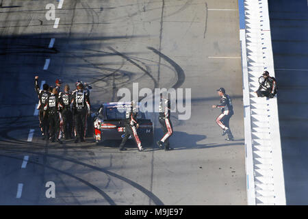 Martinsville, Virginia, Stati Uniti d'America. 26 Mar, 2018. Marzo 26, 2018 - Martinsville, Virginia, Stati Uniti d'America: Clint Bowyer (14) festeggia dopo aver vinto il STP 500 a Martinsville Speedway in Martinsville, Virginia. Credito: Chris Owens Asp Inc/ASP/ZUMA filo/Alamy Live News Foto Stock