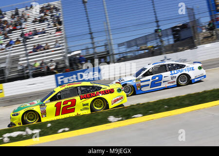 Martinsville, Virginia, Stati Uniti d'America. 26 Mar, 2018. Marzo 26, 2018 - Martinsville, Virginia, Stati Uniti d'America: Ryan Blaney (12) e Brad Keselowski (2) battaglia per la posizione durante il STP 500 a Martinsville Speedway in Martinsville, Virginia. Credito: Chris Owens Asp Inc/ASP/ZUMA filo/Alamy Live News Foto Stock