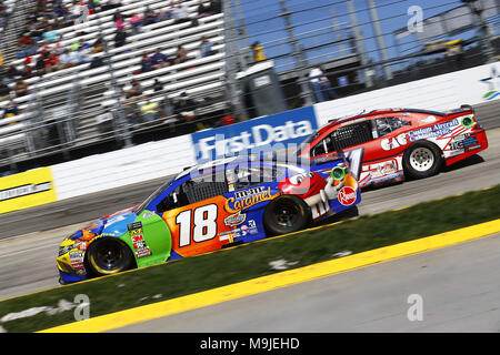 Martinsville, Virginia, Stati Uniti d'America. 26 Mar, 2018. Marzo 26, 2018 - Martinsville, Virginia, Stati Uniti d'America: Kyle Busch (18) battaglie per la posizione durante il STP 500 a Martinsville Speedway in Martinsville, Virginia. Credito: Chris Owens Asp Inc/ASP/ZUMA filo/Alamy Live News Foto Stock