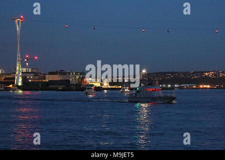 Londra, Regno Unito. 26 Mar, 2018. Tre Royal naval motovedette Puncher HMS HMS sfruttare & HMS Blazer navigare il Fiume Tamigi a Londra per una visita Photo credit: SANDRA ROWSE/Alamy Live News Foto Stock
