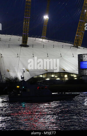 Londra, Regno Unito. 26 Mar, 2018. Tre Royal Naval motovedette Puncher HMS HMS Expolit & HMS Blazer navigare il Fiume Tamigi a Londra per una visita qui HMS Blazer passa l'arena O2 Photo credit: SANDRA ROWSE/Alamy Live News Foto Stock