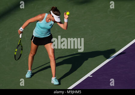 Key Biscayne, Florida, Stati Uniti d'America. 26 Mar, 2018. Johanna Konta di Gran Bretagna si prepara a servire contro Venus Williams degli Stati Uniti durante il giorno 9 del 2018 Miami Open presentato da Itau professional tennis tournament, giocato al Crandon Park Tennis Center di Key Biscayne, Florida, Stati Uniti d'America. Williams ha vinto 5-7, 6-1, 6-2. Mario Houben/CSM/Alamy Live News Foto Stock