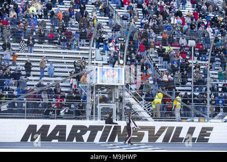 Martinsville, Virginia, Stati Uniti d'America. 26 Mar, 2018. Marzo 26, 2018 - Martinsville, Virginia, Stati Uniti d'America: Clint Bowyer (14) vince il STP 500 a Martinsville Speedway in Martinsville, Virginia. Credito: Chris Owens Asp Inc/ASP/ZUMA filo/Alamy Live News Foto Stock