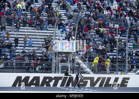 Martinsville, Virginia, Stati Uniti d'America. 26 Mar, 2018. Marzo 26, 2018 - Martinsville, Virginia, Stati Uniti d'America: Clint Bowyer (14) vince il STP 500 a Martinsville Speedway in Martinsville, Virginia. Credito: Chris Owens Asp Inc/ASP/ZUMA filo/Alamy Live News Foto Stock