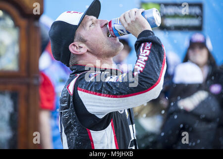 Martinsville, Virginia, Stati Uniti d'America. 26 Mar, 2018. Marzo 26, 2018 - Martinsville, Virginia, Stati Uniti d'America: Clint Bowyer (14) vince il STP 500 a Martinsville Speedway in Martinsville, Virginia. Credito: Chris Owens Asp Inc/ASP/ZUMA filo/Alamy Live News Foto Stock