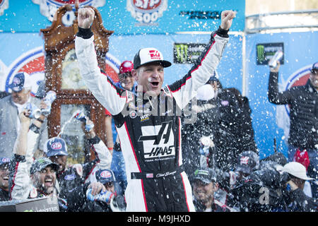 Martinsville, Virginia, Stati Uniti d'America. 26 Mar, 2018. Marzo 26, 2018 - Martinsville, Virginia, Stati Uniti d'America: Clint Bowyer (14) vince il STP 500 a Martinsville Speedway in Martinsville, Virginia. Credito: Chris Owens Asp Inc/ASP/ZUMA filo/Alamy Live News Foto Stock