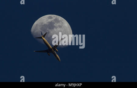 Thousand Oaks, CA, Stati Uniti d'America. 26 Mar, 2018. Marzo 26, 2018 - Thousand Oaks, California, Stati Uniti d'America - United Airlines 737 jet in volo da San Francisco a Los Angeles International Airport sembra volare dalla luna il 26 marzo 2018. Credito: KC Alfred/ZUMA filo/Alamy Live News Foto Stock