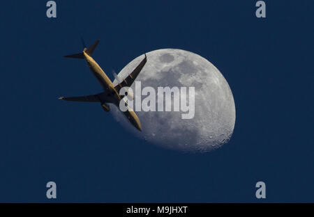 Thousand Oaks, CA, Stati Uniti d'America. 26 Mar, 2018. Marzo 26, 2018 - Thousand Oaks, California, Stati Uniti d'America - United Airlines 737 jet in volo da San Francisco a Los Angeles International Airport sembra volare dalla luna il 26 marzo 2018. Credito: KC Alfred/ZUMA filo/Alamy Live News Foto Stock