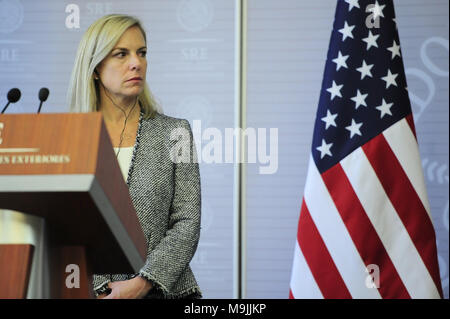 Città del Messico. 26 Mar, 2018. Stati Uniti Segretario di Homeland Security Kirstjen Nielsen nel corso di una conferenza stampa, lei parla di migrazione e di sicurezza Messico- Stati Uniti come parte della sua visita di lavoro in Messico al Ministero degli Affari Esteri il 26 marzo 2018 a Città del Messico il credito: Carlos Tischler SOPA/images/ZUMA filo/Alamy Live News Foto Stock