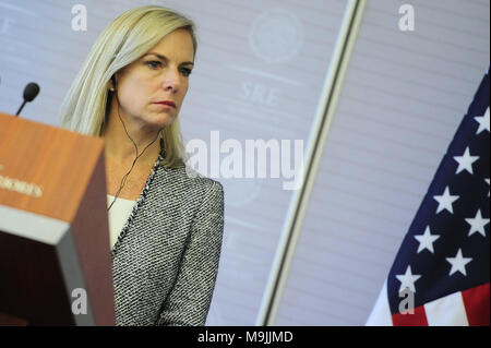 Città del Messico. 26 Mar, 2018. Stati Uniti Segretario di Homeland Security Kirstjen Nielsen nel corso di una conferenza stampa, lei parla di migrazione e di sicurezza Messico- Stati Uniti come parte della sua visita di lavoro in Messico al Ministero degli Affari Esteri il 26 marzo 2018 a Città del Messico il credito: Carlos Tischler SOPA/images/ZUMA filo/Alamy Live News Foto Stock