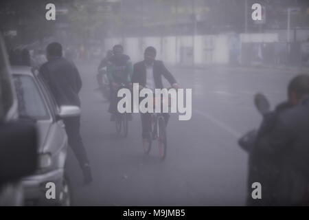 Chengdu Chengdu, in Cina. 27 Mar, 2018. Chengdu, Cina-27th Marzo 2018: un edificio del Chengdu Exhibition and Convention Center è demolita in dieci secondi a Chengdu, Cina sud-occidentale della provincia di Sichuan. Credito: SIPA Asia/ZUMA filo/Alamy Live News Foto Stock
