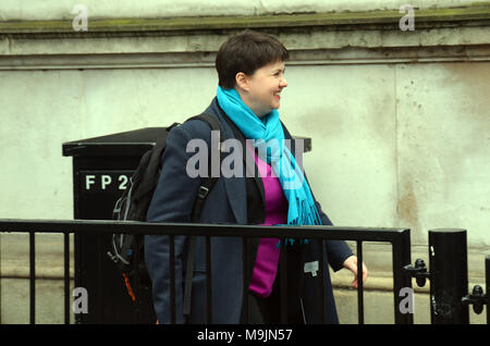 Londra, UK, 27 marzo 2018 Ruth Davidson leader del conservatorio scozzese Party arriva a Downing Street. Credito: JOHNNY ARMSTEAD/Alamy Live News Foto Stock