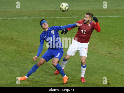 Karvina, Repubblica Ceca. 23 Mar, 2018. ***FILE FOTO*** L-R Fran Karacic (CRO) e Tomas Zajic (CZE) in azione durante la UEFA Europei Under-21 il qualificatore corrispondono, gruppo 1, Repubblica Ceca vs Croazia, a Karvina, Repubblica Ceca, il 23 marzo 2018. Credito: Jaroslav Ozana/CTK foto/Alamy Live News Foto Stock