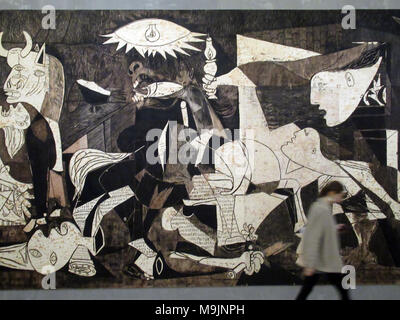 23 marzo 2018, Francia, Parigi: un visitatore a piedi dalla pittura 'Garage Giorni di ri-visitato' di Damien Deroubaix nel 'Guernica' mostra al Museo di Picasso. La mostra è stata inaugurata il 27 marzo e rimarrà aperta fino al 29 luglio 2018. Foto: Sabine Glaubitz/dpa Foto Stock