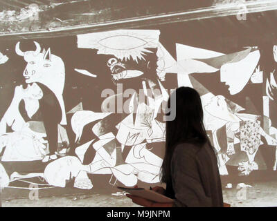 23 marzo 2018, Francia, Parigi: un visitatore guardando il dipinto 'Les états de Guernica im Atelier des Grands-Augustins' da Maar nel 'Guernica' mostra al Museo di Picasso. La mostra è stata inaugurata il 27 marzo e rimarrà aperta fino al 29 luglio 2018. Foto: Sabine Glaubitz/dpa Foto Stock