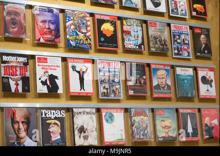 Londra, Regno Unito. Il 27 marzo 2018. Londra, Regno Unito. Il 27 marzo 2018. Rivista internazionale coperchi anteriori durante il Trump Clinton campagna presidenziale di gara. Anteprima di "Speriamo di no: Grafica e politica 2008-18", una mostra di esaminare la politica di progettazione grafica di un decennio turbolento che racchiude il 2008 crollo finanziario, Barack Obama presidenza, Brexit e Donald Trump assumerà la presidenza. La mostra si svolge presso il Museo del Design 28 Marzo al 12 agosto 2018. Credito: Stephen Chung / Alamy Live News Foto Stock