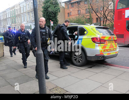 London.UK.27 Marzo 2018.poliziotti armati sono chiamati a un incidente avvenuto di un uomo in possesso di un coltello alla sua ragazza la gola del. © Brian Minkoff/Alamy Live News Foto Stock