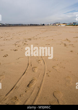 Le linee e i piedi e le stampe sulla spiaggia Foto Stock