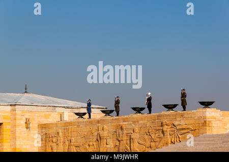 Guardia d'onore al mausoleo di Ataturk, Anitkabir, tomba di Mustafa Kemal Ataturk, primo presidente della Turchia. ANKARA, Turchia - 08 dicembre, 2010 Foto Stock