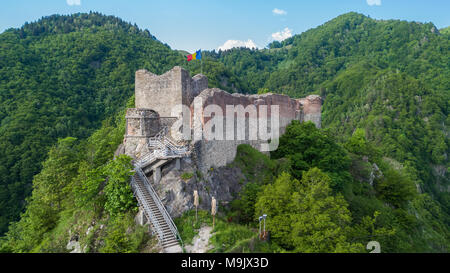 Vista aerea di Poenari rovinato fortezza sul Monte Cetatea in Romania Foto Stock