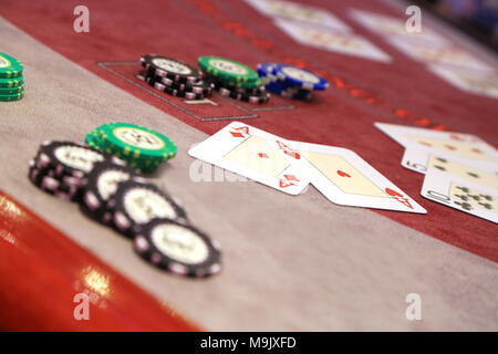 Carte da gioco e i chip sul tavolo del casinò Foto Stock