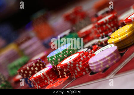 Chip collocato sul tavolo da gioco di casino Foto Stock