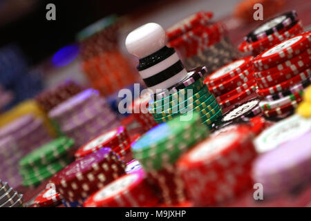 Chip collocato sul tavolo da gioco di casino Foto Stock